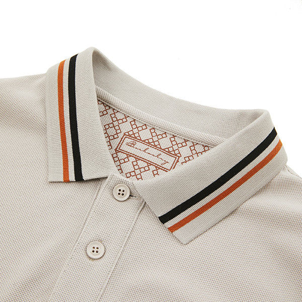 สวมใส่แบบปกติ เสื้อโปโลลาย สั้นแห้ง Odm ด้วยโลโก้ที่กําหนดเอง เนื้อผง