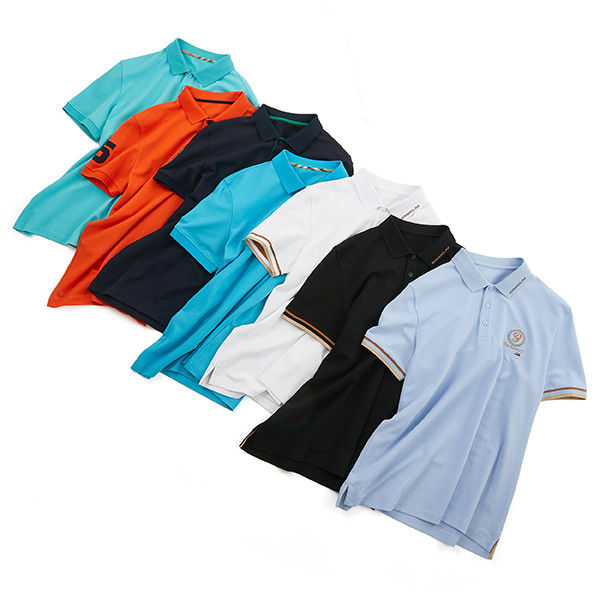 เสื้อโปโลสีสีฟ้าสําหรับผู้ชาย มีโลโก้ขีดขีด และผ้าปูนที่สามารถหายใจได้