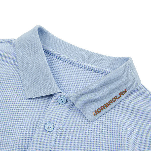 เสื้อโปโลสีสีฟ้าสําหรับผู้ชาย มีโลโก้ขีดขีด และผ้าปูนที่สามารถหายใจได้
