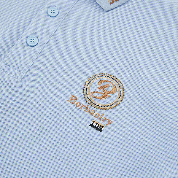 เสื้อโปโลสีสีฟ้าสําหรับผู้ชาย มีโลโก้ขีดขีด และผ้าปูนที่สามารถหายใจได้
