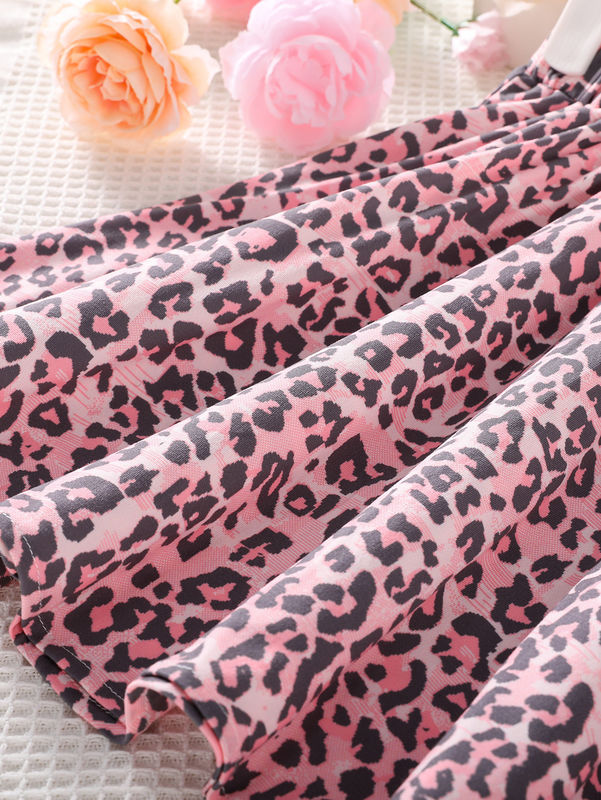 สาวๆ กระโปรงสั้นและเสื้อผ้า ลําพูน พิมพ์ในผ้าพอลิเอสเตอร์ 91% สเปนเด็กซ์ 9%