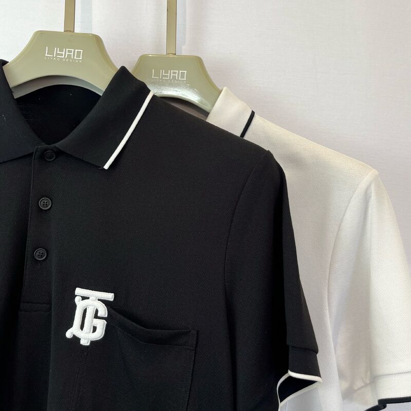 เสื้อโปโลปักลายโลโก้ผู้ชาย | สีดำ แต่งขอบขาว กระเป๋าอก และลายปักโมโนแกรม ดีไซน์ทันสมัย เสื้อโปโลผู้ชาย
