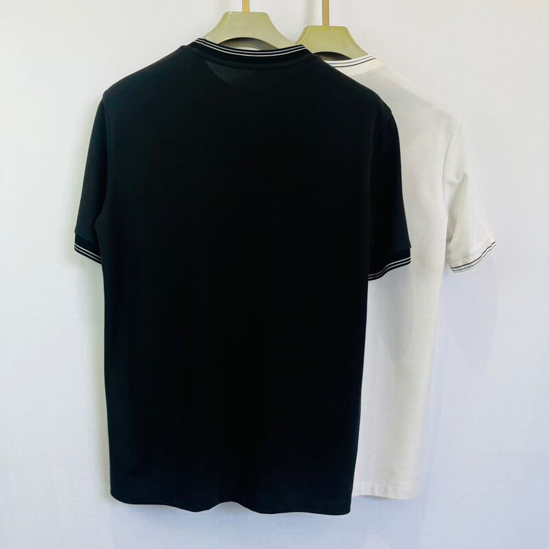 เสื้อโปโลปักลายโลโก้ผู้ชาย | สีดำ แต่งขอบขาว กระเป๋าอก และลายปักโมโนแกรม ดีไซน์ทันสมัย เสื้อโปโลผู้ชาย