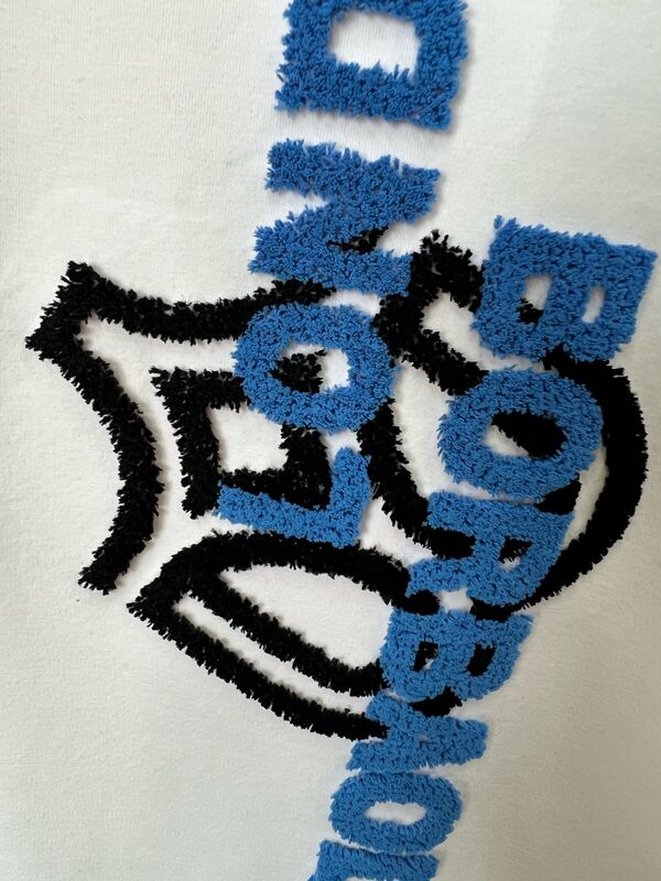 เสื้อยืดสีขาวผู้ชาย ลายจดหมายสับสับ แขนสั้น เสื้อยืดแบบสุ่ม 100% ผ้าใบ เสื้อยืดผู้ชาย