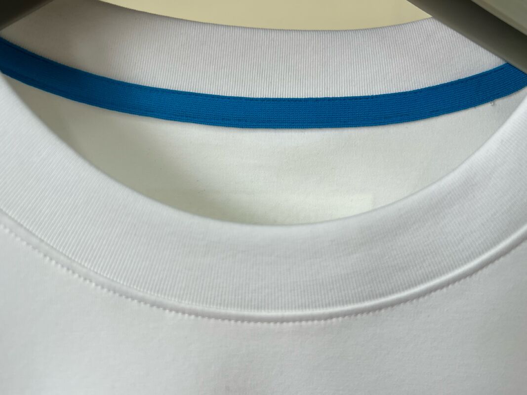 เสื้อยืดสีขาวผู้ชาย ลายจดหมายสับสับ แขนสั้น เสื้อยืดแบบสุ่ม 100% ผ้าใบ เสื้อยืดผู้ชาย