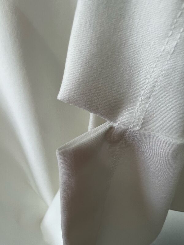 เสื้อยืดสีขาวผู้ชาย ลายจดหมายสับสับ แขนสั้น เสื้อยืดแบบสุ่ม 100% ผ้าใบ เสื้อยืดผู้ชาย