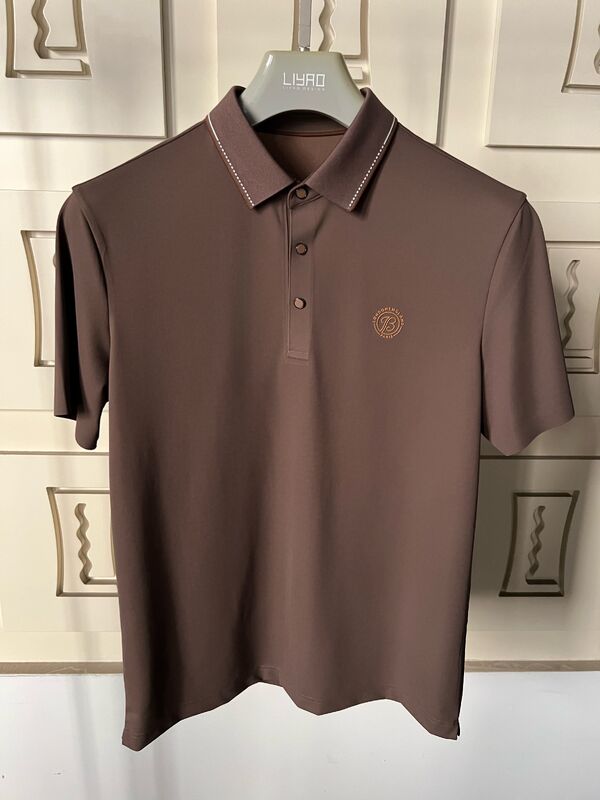 เสื้อโปโลผู้ชายหรูๆ ออกแบบแบบอย่างขั้นต่ํา ด้วยคอขัดแย้ง การทํางานสูง ชายเสื้อเสื้ออาชีพโรงงานเสื้อเสื้อ