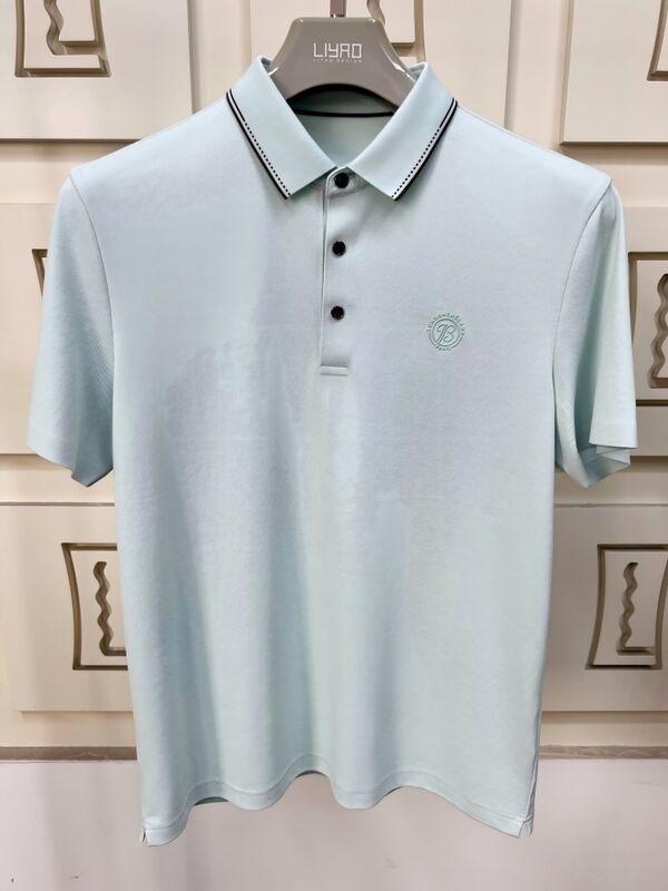 เสื้อโปโลผู้ชายหรูๆ ออกแบบแบบอย่างขั้นต่ํา ด้วยคอขัดแย้ง การทํางานสูง ชายเสื้อเสื้ออาชีพโรงงานเสื้อเสื้อ