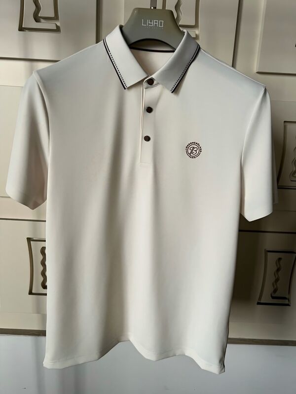 เสื้อโปโลผู้ชายหรูๆ ออกแบบแบบอย่างขั้นต่ํา ด้วยคอขัดแย้ง การทํางานสูง ชายเสื้อเสื้ออาชีพโรงงานเสื้อเสื้อ