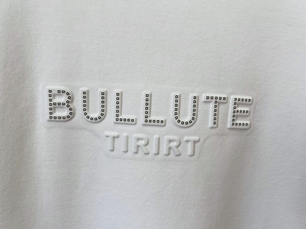 เสื้อยืดคอกลมแขนสั้นพิมพ์ลายโลโก้สุดหรู ใช้กระบวนการปั๊มลายผ้าดั้งเดิม บวกกับกระบวนการพิมพ์ด้วยแผ่นไวนิลรีดร้อน รับผลิต OEM/ODM