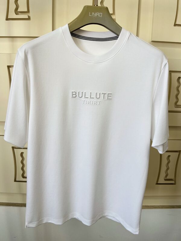 เสื้อยืดคอกลมแขนสั้นพิมพ์ลายโลโก้สุดหรู ใช้กระบวนการปั๊มลายผ้าดั้งเดิม บวกกับกระบวนการพิมพ์ด้วยแผ่นไวนิลรีดร้อน รับผลิต OEM/ODM