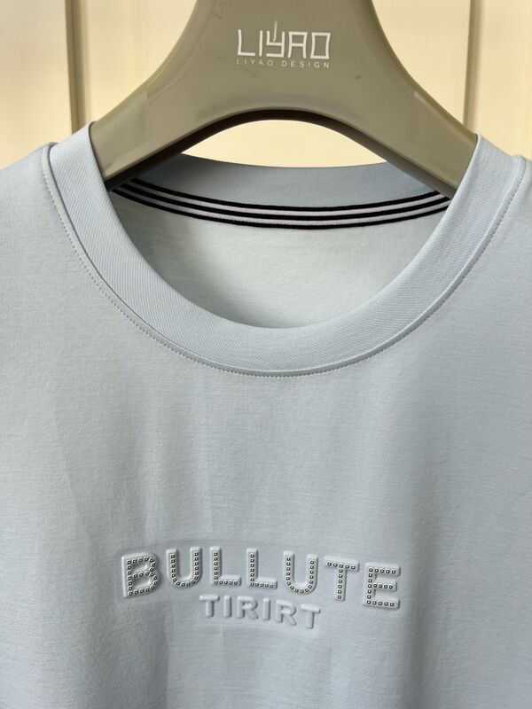 เสื้อยืดคอกลมแขนสั้นพิมพ์ลายโลโก้สุดหรู ใช้กระบวนการปั๊มลายผ้าดั้งเดิม บวกกับกระบวนการพิมพ์ด้วยแผ่นไวนิลรีดร้อน รับผลิต OEM/ODM