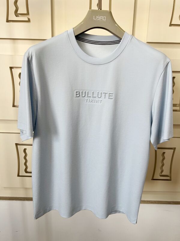 เสื้อยืดคอกลมแขนสั้นพิมพ์ลายโลโก้สุดหรู ใช้กระบวนการปั๊มลายผ้าดั้งเดิม บวกกับกระบวนการพิมพ์ด้วยแผ่นไวนิลรีดร้อน รับผลิต OEM/ODM