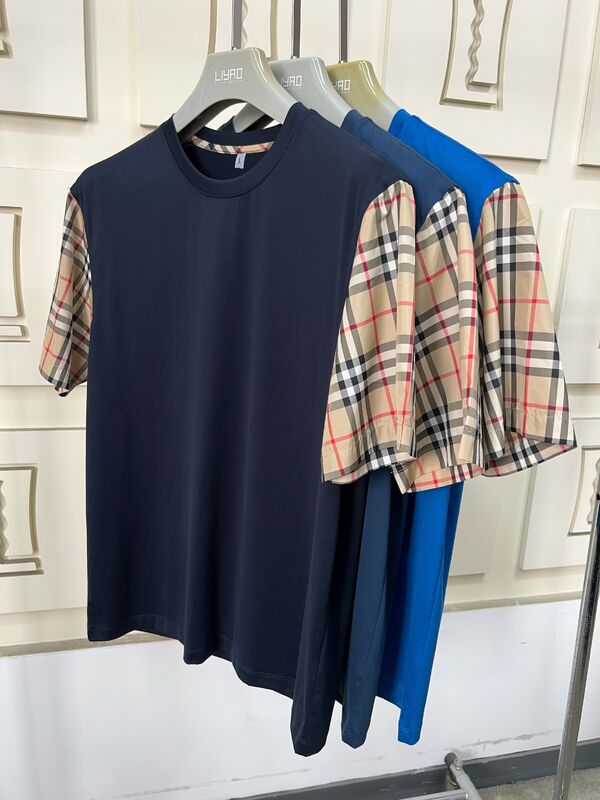 เสื้อเทีแฟชั่นผู้ชายที่มีแขนสล็อปแบบอิคอนิกส์ คอคิวแบบเรียบร้อย