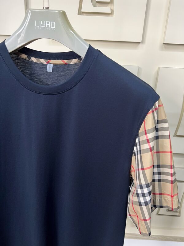 เสื้อเทีแฟชั่นผู้ชายที่มีแขนสล็อปแบบอิคอนิกส์ คอคิวแบบเรียบร้อย