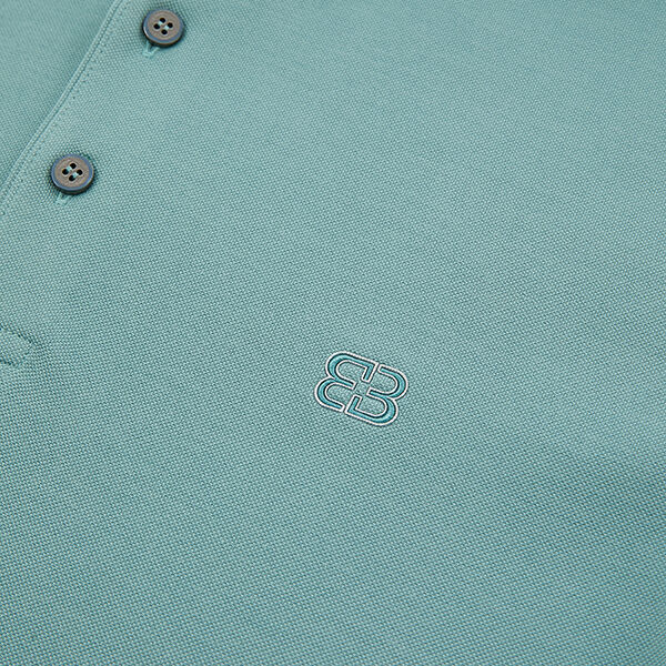 เสื้อโปโลแขนสั้นผ้าไอซ์ซิลค์สำหรับฤดูร้อน 3 กระดุม โพลีเอสเตอร์ 95% สแปนเด็กซ์ 5% โรงงานผลิตเสื้อผ้า สั่งผลิตเสื้อโปโลระบายอากาศ